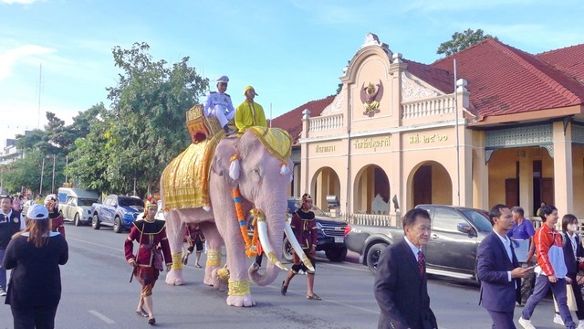 ปทุมธานี สุดยิ่งใหญ่ขบวนช้างอัญเชิญถ้วยพระราชทานประเพณีแข่งเรือยาวจังหวัดปทุมธานี