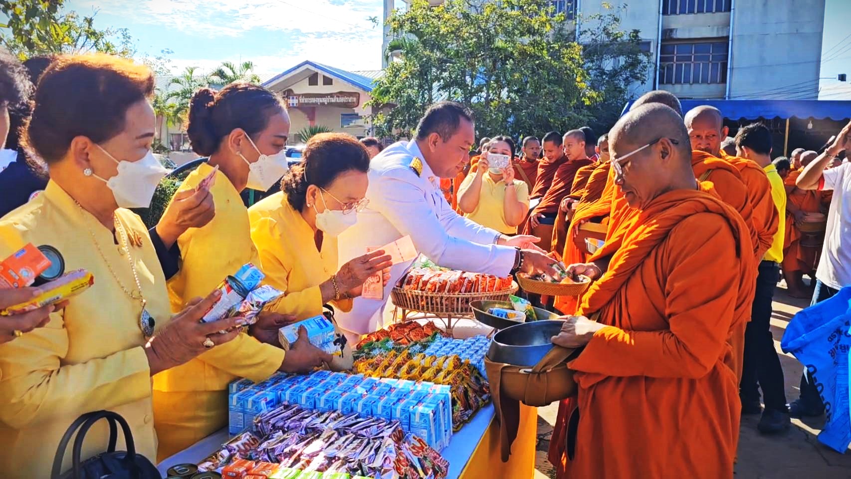 (สุรินทร์) พสกนิกรชาวอำเภอปราสาททุกหมู่เหล่าร่วมทำบุญตักบาตรถวายเป็นพระราชกุศล และถวายราชสดุดี เนื่องในวันคล้ายวันพระบรมราชสมภพ พระบาทสมเด็จพระบรมชนกาธิเบศร มหาภูมิพลอดุลยเดชมหาราช บรมนาถบพิตร และวันพ่อแห่งชาติ