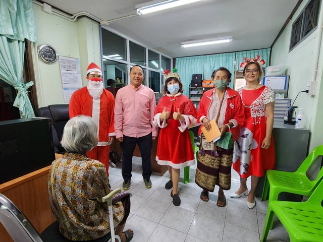 สุโขทัย-ควันหลงคริสต์มาส หมอ พยาบาล แต่งชุดซานตาคลอส รักษาคนไข้แถมมอบของขวัญสร้างรอยยิ้มเพิ่มความสุข