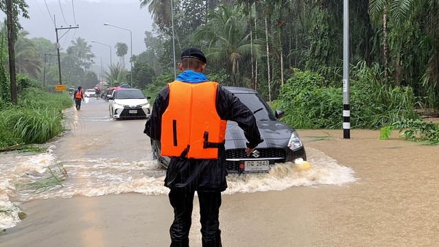 นราธิวาส-เร่งช่วยเหลือขนย้ายสิ่งของให้กับประชาชนหนีน้ำ เนื่องจากฝนตกติดต่อกันหลายวัน ในพื้นที่ อ.ระแงะ จ.นราธิวาส