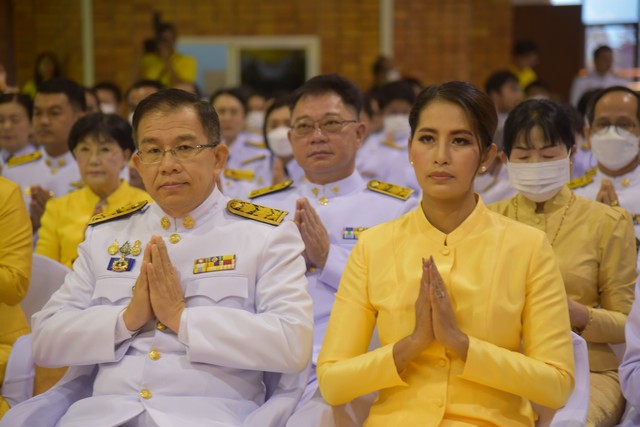 จันทบุรี-พสกนิกรทุกหมู่เหล่าในจังหวัดจันทบุรี ร่วมพิธีเนื่องในวันคล้ายวันพระบรมราชสมภพ พระบาทสมเด็จพระบรมชนกาธิเบศร มหาภูมิพลอดุลยเดชมหาราช บรมนาถบพิตรวันชาติ และวันพ่อแห่งชาติ 5 ธันวาคม 2566