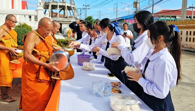 (สุรินทร์) อำเภอปราสาท จัดพิธีเจริญพระพุทธมนต์และพิธีตักบาตรถวายพระราชกุศล สมเด็จพระเจ้าลูกเธอ เจ้าฟ้าพัชรกิติยาภา นเรนทิราเทพยวดี กรมหลวงราชสาริณีสิริพัชร มหาวัชรราชธิดา เนื่องในโอกาสวันคล้ายวันประสูติ 7 ธันวาคม