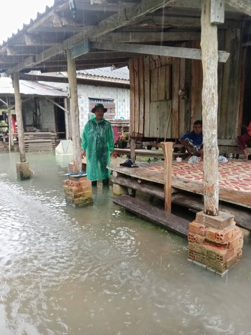 นราธิวาส-ฝนตกหนักต่อเนื่องส่งผลให้หมู่บ้านติดเชิญเขาบางพื้นที่ใน อ.สุไหงปาดี จ.นราธิวาส หลายตำบลเกิดน้ำท่วมฉับพลันหลากเข้าท่วมบ้านเรือนประชาชน