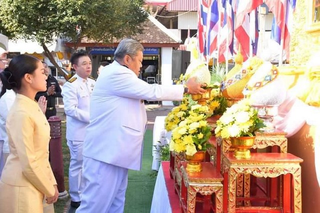 อยุธยา – เทศบาลนครพระนครศรีอยุธยา ร่วมกับ วัดศาลาปูนวรวิหาร และประชาชนชาวทุกหมู่เหล่า ร่วมทำบุญตักบาตร เนื่องในวันคล้ายวันพระบรมราชสมภพ พระบาทสมเด็จพระเจ้าอยู่หัว รัชกาลที่ 9 วันชาติ และวันพ่อแห่งชาติ 5 ธันวาคม 2566