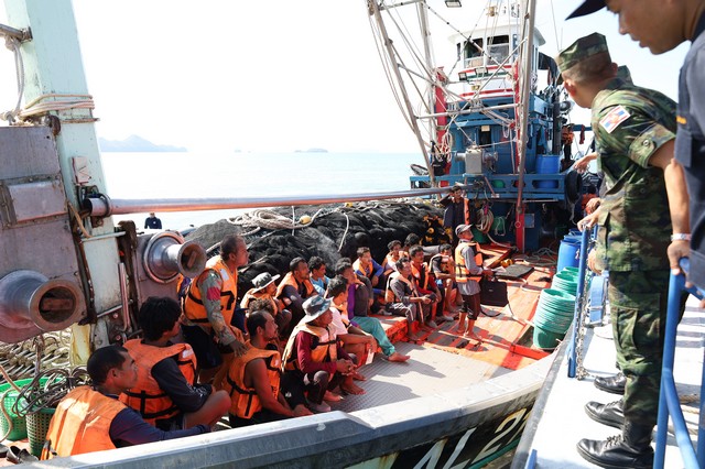 สตูล บูรณาการออกตรวจแรงงานในเรือประมงทางทะเล ป้องกันการค้ามนุษย์และกระทำสิ่งผิดกฎหมายในพื้นที่จังหวัดชายแดนภาคใต้ บริเวณร่องน้ำปากบารา อำเภอละงู จังหวัดสตูล