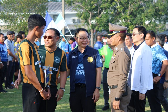 บุรีรัมย์ ตำรวจจับนักเรียนแข่งกีฬาเชื่อมสัมพันธ์สร้างเกราะป้องกันเหตุ ยกพวกตีกัน