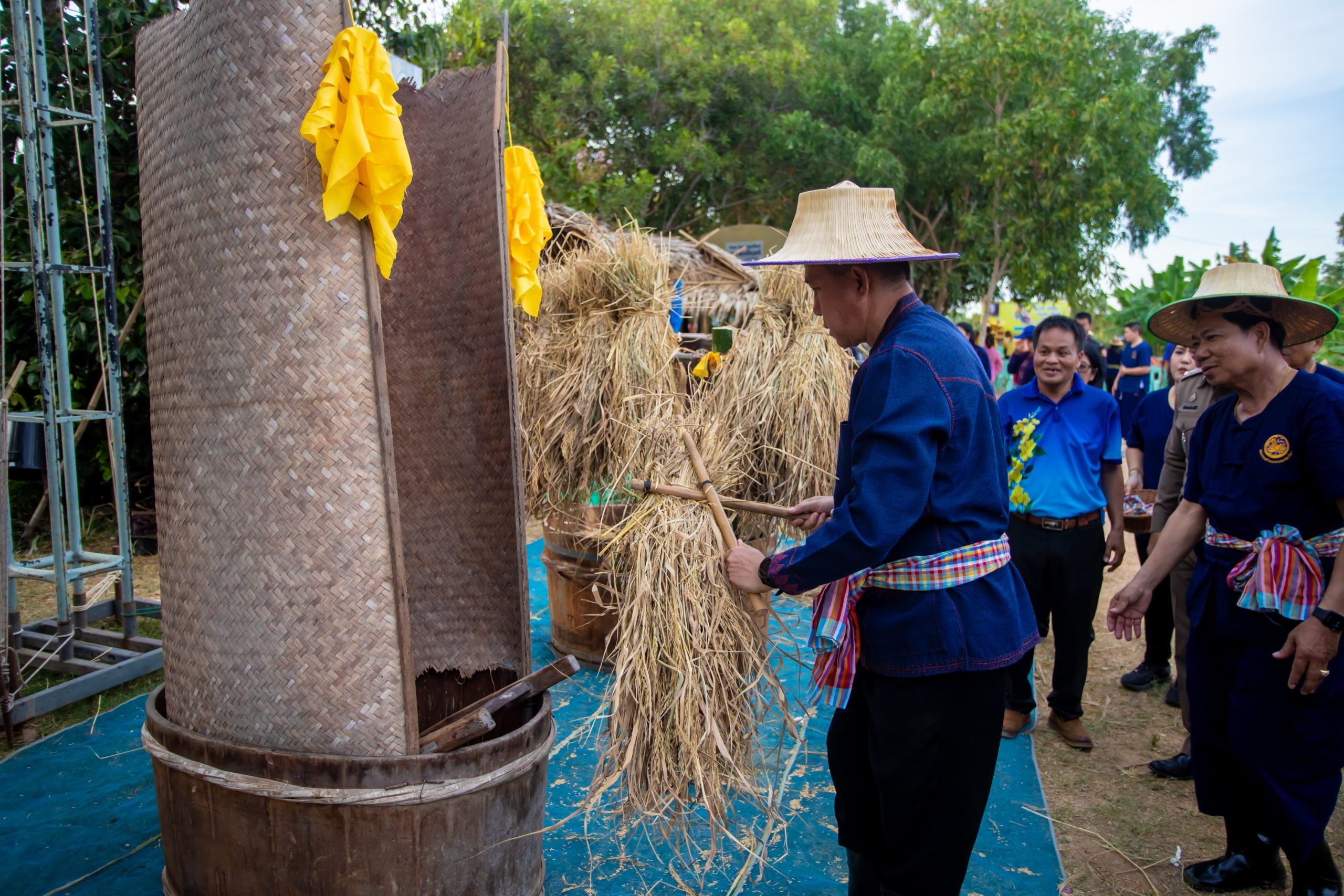 ผวจ.ชลบุรี เปิดโครงการปลูกข้าววันแม่ เก็บเกี่ยววันพ่อ อนุรักษ์ภูมิปัญญา อาชีพทำนาในท้องถิ่น