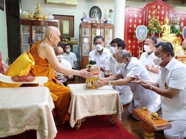 ประธานกรรมการมูลนิธิสว่างศรัทธาธรรมสถาน ฉะเชิงเทรา พร้อมด้วยผู้แทนคณะกรรมการ เฝ้าถวายสักการะและรับประทานพระบรมสารีริกธาตุ