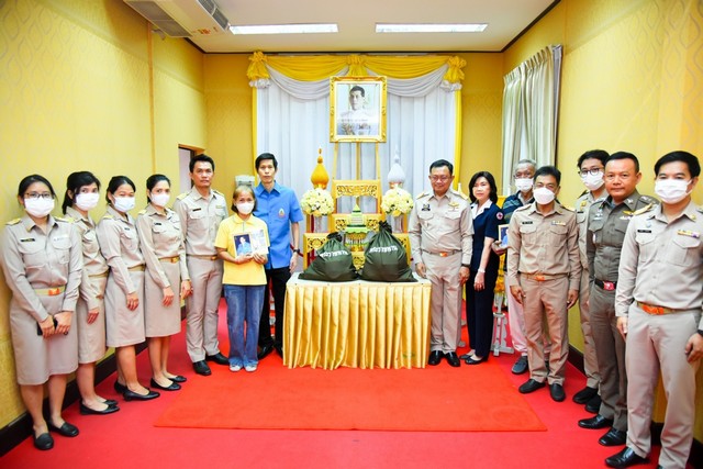 ฉะเชิงเทรา-มูลนิธิราชประชานุเคราะห์ในพระบรมราชูปถัมภ์ มอบสิ่งของพระราชทานในการดำรงชีพเบื้องต้นแก่ผู้ประสบภัยในพื้นที่จังหวัดฉะเชิงเทรา