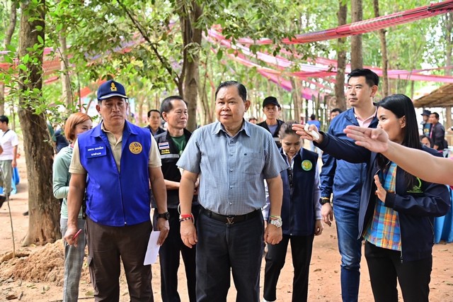 ชาวหนองบัวลำภูจัดเต็มต้อนรับ ครม.สัญจร ชาวบ้านเฮถือเป็นเกียรติประวัติขอบคุณ “ไชยา”