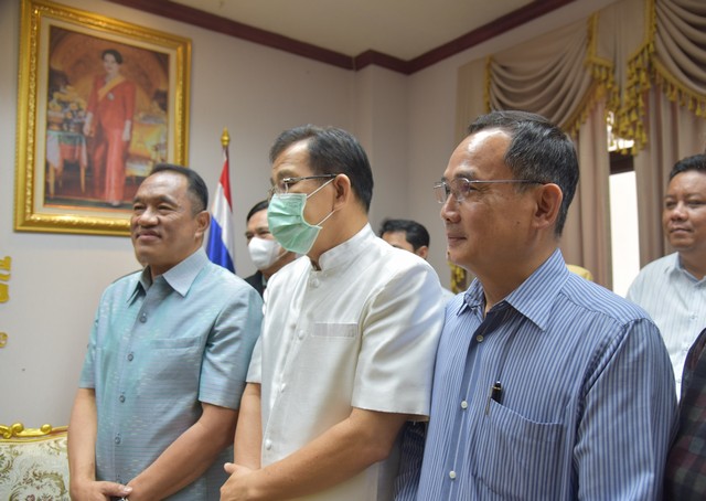 จันทบุรี-ผู้ว่าราชการจังหวัดจันทบุรีอวยพรปีใหม่ งดรับของขวัญ ของกำนัล อวยพรให้ชาวจังหวัดจันทบุรีมีความสุข สุขภาพแข็งแรง มีความมั่นคงในชีวิตและทรัพย์สิน