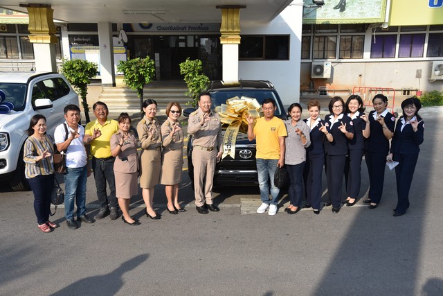 จันทบุรี-สำนักงานเหล่ากาชาดจังหวัดจันทบุรีมอบรถให้แก่ผู้โชคดี ถูกรางวัลที่ 1 และ ที่ 2 ในการซื้อสลากกาชาดจังหวัดจันทบุรี ประจำปี 2567