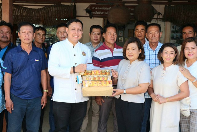 ลพบุรี-สส.จังหวัดลพบุรี เขต4 ทำบุญเลี้ยงเพลพระต้อนรับปีใหม่ และเพื่อความเป็นสิริมงคลแก่ตนเองและครอบครัว