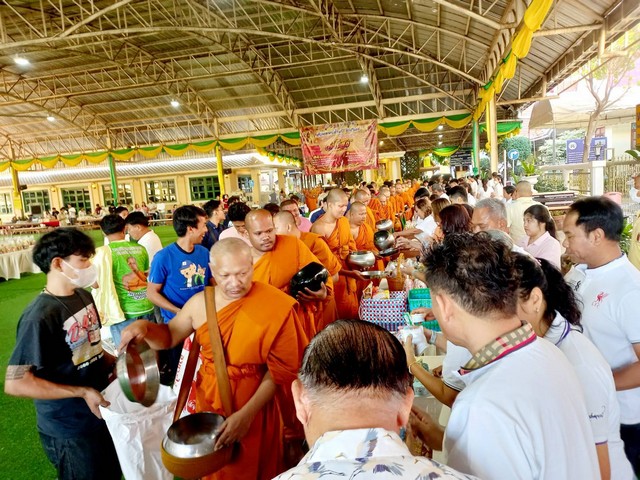 ปทุมธานี รองผู้ว่าราชการจังหวัดปทุมธานี เป็นประธานพิธีทำบุญตักบาตร ข้าวสารอาหารแห้ง ปีใหม่ พุทธศักราช 2567