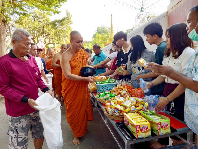 ปทุมธานี “คลื่นมหาชนคนบุญ” ร่วมพิธีทำบุญตักบาตร ขึ้นปีใหม่ พุทธศักราช 2567 กันอย่างคึกคัก