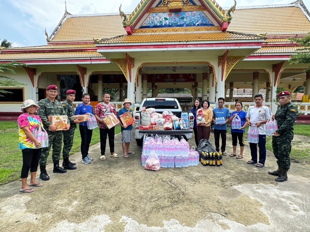 นราธิวาส-สมาพันธ์ไทยพุทธจังหวัดนราธิวาสร่วมกับกรรมการขับเคลื่อนการพูดคุ๋ยสันติสุข จชต.กรรมการกองทุนสวัสดิการชุมชนตำบลสุไหงปาดี นำเครื่องอุปโภค บริโภค เพื่อบรรเทาความเดือดร้อน ใส่ใจ ห่วงใย ดูแลเพราะเราคือพี่น้องกัน