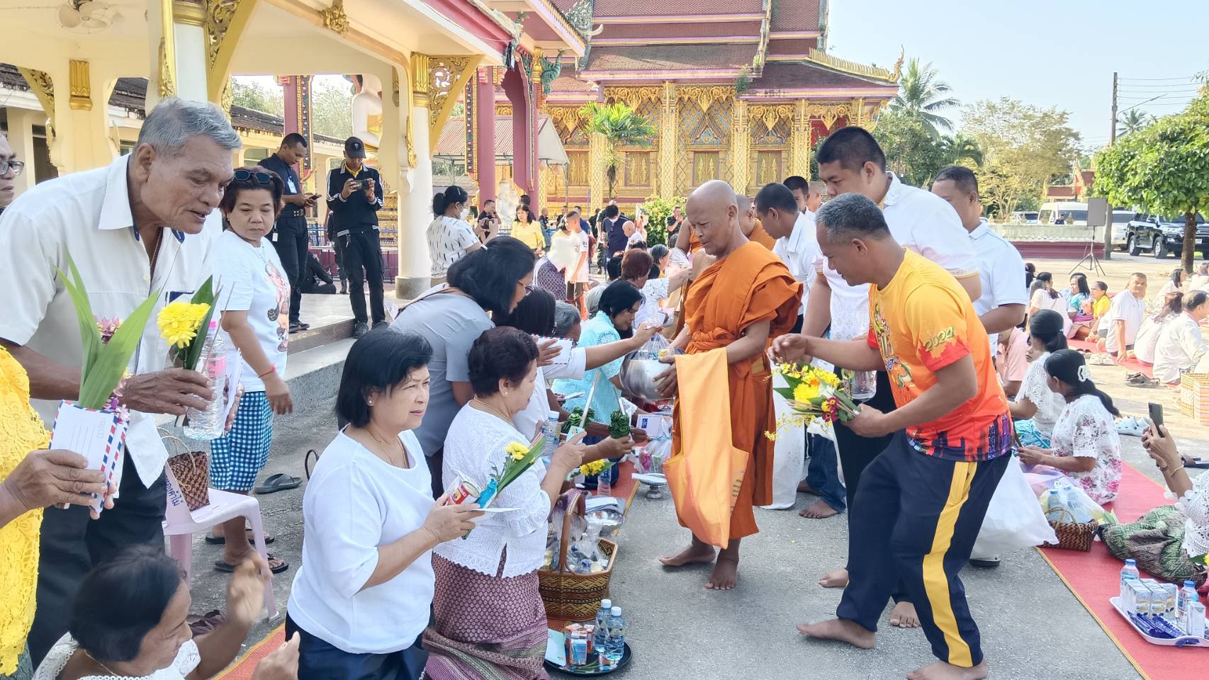 นราธิวาส-แม่ทัพภาค 4 ร่วมพุทธศาสนิกชนชาว ตำบลสุไหงปาดี จ.นราธิวาส ทำบุญตักบาตร เนื่องในวันขึ้นปีใหม่ 2567