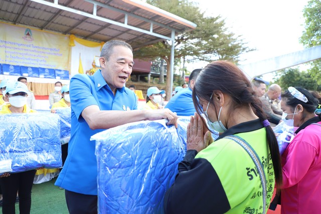 เพชรบูรณ์ – มูลนิธิราชประชานุเคราะห์ฯ เชิญผ้าห่มกันหนาวพระราชทานและชุดยาเวชภัณฑ์มอบราษฎรที่ประสบภัยหนาวในพื้นที่จังหวัดเพชรบูรณ์