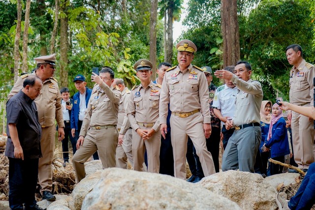 นราธิวาส-รองนายกรัฐมนตรีและรัฐมนตรีว่าการกระทรวงมหาดไทย บินลงใต้ สำรวจความเสียหายอุทยานแห่งชาติน้ำตกซีโป พร้อมมอบถุงยังชีพและให้กำลังใจแก่ผู้ประสบภัยในพื้นที่