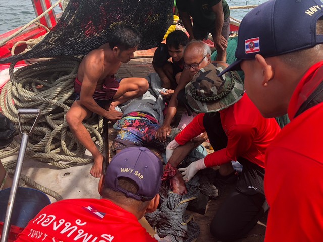 สตูล ทัพเรือภาคที่ 3 ช่วยชีวิตลูกเรือประมงปลาเรือกระตัก ชาวเมียนมา ถูกสายสมอเรือพันขาข้างซ้ายตัดหวิดขาด