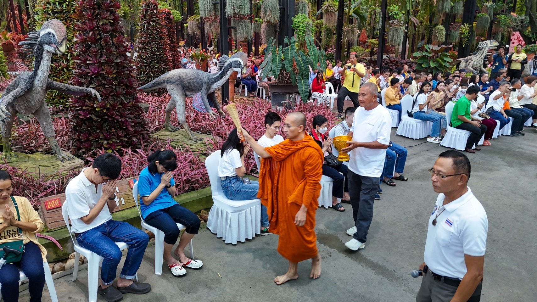 สวนนงนุชพัทยา ต้อนรับวันปีใหม่ 2567 จัดพิธีทำบุญตักบาตรพระ 9 วัด 19 รูป และนำน้องช้าง 9 เชือกร่วมพิธี