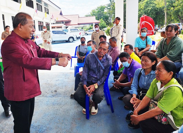 พิจิตร-ชาวนาพิจิตรนับร้อยหวั่นถูกโกงรวมตัวชุมนุมเหตุขายข้าวให้สหกรณ์การเกษตรนานข้ามปียังไม่ได้เงิน