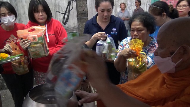 สงขลา-เจ้าอาวาสวัดมัชฌิมาวาสวรวิหาร (พระอารามหลวง) นำรถไฟฟ้าพระราชทาน ออกรับบิณฑบาตจากพุทธศาสนิกชนชาวสงขลาถวายเป็นพระราชกุศล