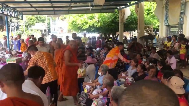 สงขลา-คณะหนใต้ เจ้าคณะภาค คณะสงฆ์จังหวัดสงขลาฝ่ายงานสาธารณสงเคราะห์ ซับน้ำตาคน 3 จังหวัดชายแดนภาคใต้ มอบถุงยังชีพ นับ 1,000 ชุด พร้อมเงินสดนับแสนบาท