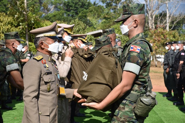 จันทบุรี-พระบาทสมเด็จพระเจ้าอยู่หัว ทรงพระกรุณาโปรดเกล้าฯ ให้องคมนตรีเชิญสิ่งของพระราชทาน มอบแก่เจ้าหน้าที่ ที่ปฏิบัติภารกิจกองกำลังชายแดนจันทบุรีและตราด เนื่องในโอกาสปีใหม่สร้างขวัญกำลังใจ