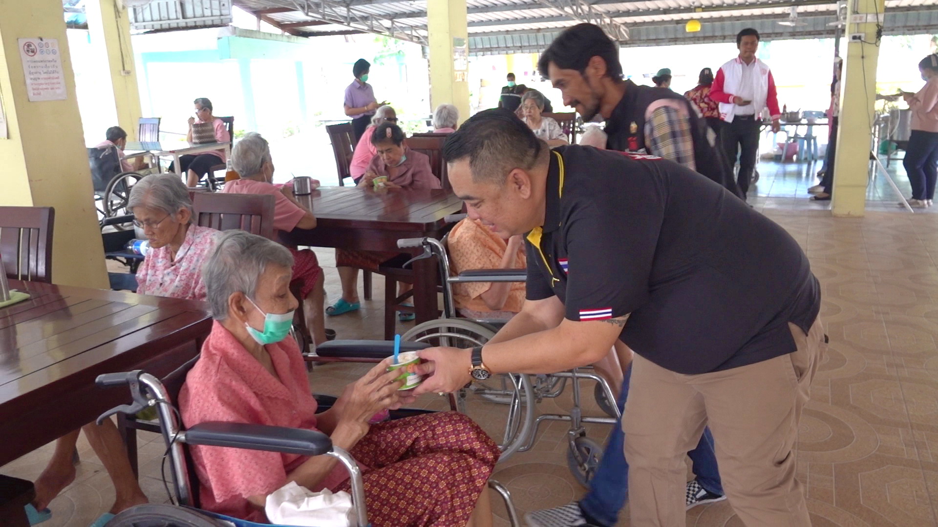 ปทุมธานี นักข่าวปทุมจัดเลี้ยงอาหารผู้สูงอายุ วันนักข่าว