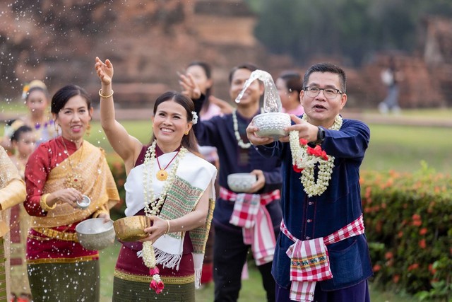 สุโขทัย-พ่อเมืองนำส่วนราชการโปรโมทเที่ยวสงกรานต์สุโขทัยได้ทั้งเดือน