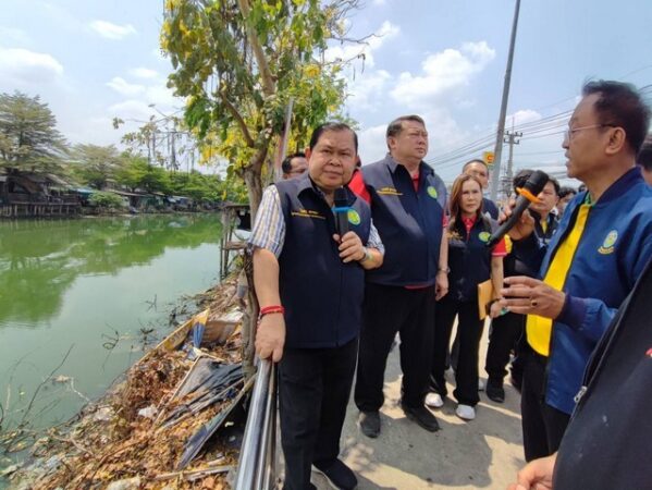 ปทุมธานี ชาวบ้านปทุมขอบคุณรมช.ไชยาลงพื้นที่ช่วยน้ำในคลองเน่าเสียเสี่ยงปลาสูญพันธุ์