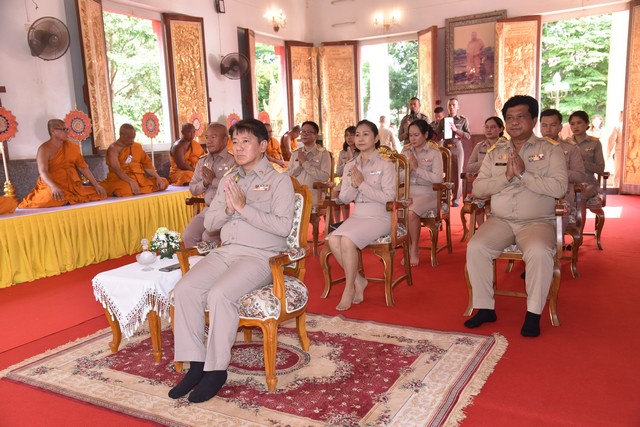 จันทบุรี-ผู้ว่าราชการจังหวัดจันทบุรี ถวายภัตตาหารเพล และเชิญสิ่งของพระราชทานแด่พระภิกษุ สามเณรผู้เข้าสอบบาลีสนามหลวงวันสุดท้าย