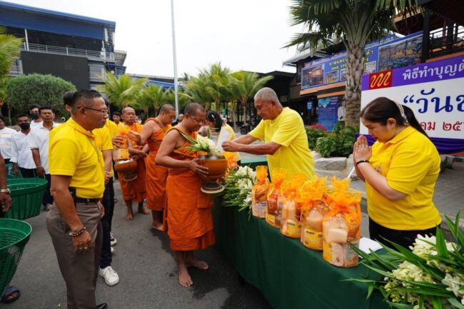 วันช้างไทย สวนนงนุชพัทยา จัดพิธีฮ้องขวัญ พร้อมจัดเค้กผลไม้ยักษ์กว่า 3 ตัน