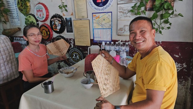 สุโขทัย อากาศร้อนช่วงนี้ร้านก๋วยเตี๋ยวนำพัดมาไว้บริการลูกค้าเพื่อคลายร้อน