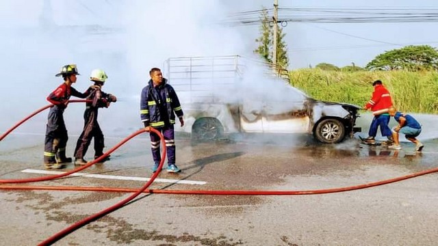 ปทุมธานี ระทึกเพลิงไหม้รถกระบะบรรทุกผ้าขนหนูเสียหายเกือบทั้งคัน คนขับหนีออกมาได้ปลอดภัย