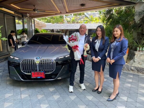 ชลบุรี-เสี่ยใหญ่ค่ายมวยแฟร์เท็กซ์ รับรถ BMW สุดหรู คันสุดท้ายในประเทศไทย หลังเจอเซลล์ผู้ขายเบี้ยวสัญญา อ้างบริษัท เลิกผลิต ชี้เป็นการเข้าใจผิด