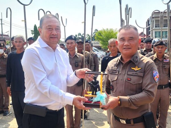 พิจิตร-ตำรวจเมืองชาละวันเสริมเขี้ยวเล็บโดย อบจ.พิจิตรจัดงบหนุนซื้อไม้สามง่ามเพื่อใช้สยบเมาคลุ้มคลั่งป่วยโรคจิต