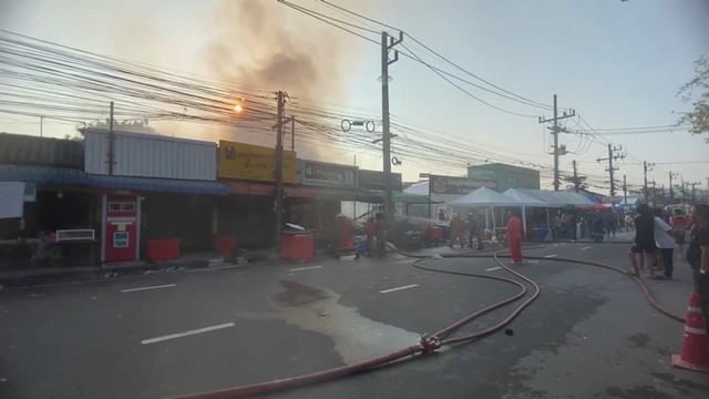 สงขลา-ส่งท้ายสงกรานต์หาดใหญ่เกิดเหตุไฟไหม้ย่านเขต8 ซึ่งเป็นถนนสายที่มีการเล่นน้ำสงกรานต์แน่นที่สุดอีกแห่งหนึ่งของเมืองหาดใหญ่