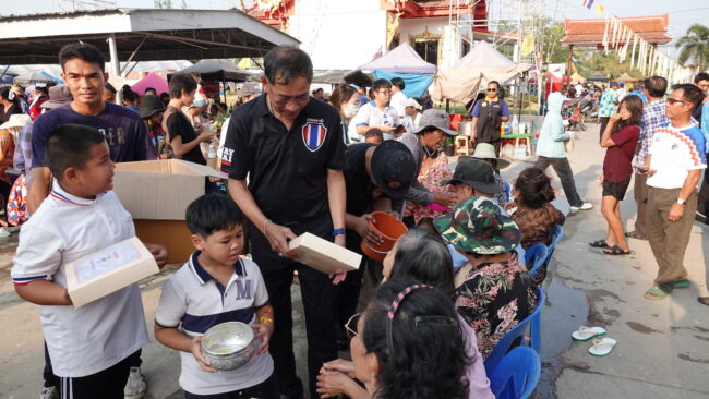 ปทุมธานี หนองเสือคึกคักคนแห่ร่วมงานนายกแจ๊สรดน้ำดำหัวขอพรงานวันไหลส่งท้ายสงกรานต์วัดหัวช้าง