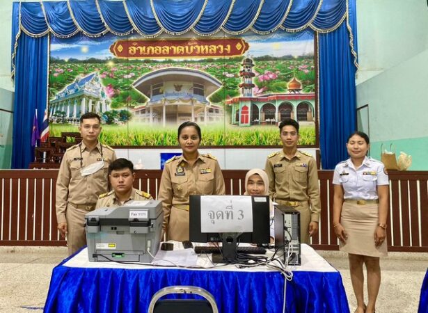 พระนครศรีอยุธยา นายอำเภอลาดบัวหลวงตรวจเยี่ยมหน่วยรับสมัครสมาชิกวุฒิสภาวันแรก