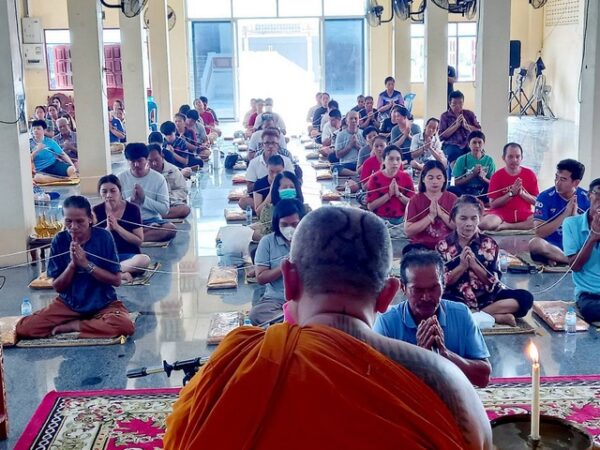 ปทุมธานี “คลื่นคนบุญแห่อาบน้ำมนต์ธรณีสารใหญ่ ๕ เดือน ๕ ” พระครูขันติธรรมรัต เจ้าอาวาส วัดตระพัง สามโคก กันอย่างคึกคัก