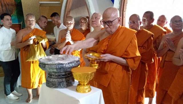 ชลบุรี-สมโภชใหญ่ พระแท่นวัชรอาสน์ จำลอง  สวดธรรมจักรกัปปวัตตนสูตร ถวายเป็นพระราชกุศล