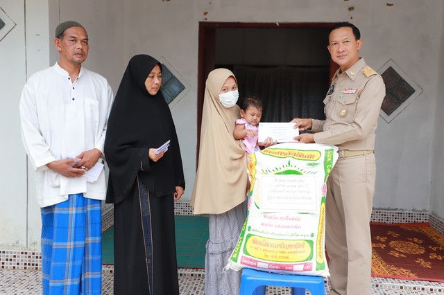 นราธิวาส-พระบาทสมเด็จพระเจ้าอยู่หัว ทรงพระมหากรุณาธิคุณ พระราชทานกระเช้าสิ่งของ แก่ครอบครัวกำลังพลที่เสียชีวิตจากเหตุการณ์ความไม่สงบ