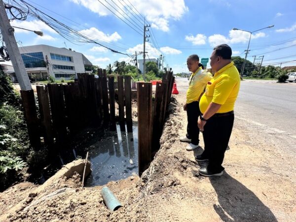 กาฬสินธุ์-ยุติปัญหา 7 ชั่วโคตร ผู้ว่าฯนำทีม โยธา-อบจ.-แขวงทางหลวง ลุยเปิดทางระบายน้ำชุมชนเมือง คาดเสร็จภายใน 1 วัน รองรับ ลานีญ่า