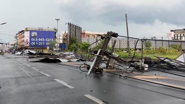 พายุฝนถล่มหาดใหญ่ เสาไฟล้ม ป้ายโฆษณาทับสายไฟ รถเสียหาย 1 คัน