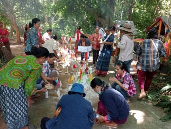 กาฬสินธุ์สืบสานประเพณีโบราณบุญเบิกบ้านอธิษฐานขอพรสิ่งศักดิ์สิทธิ์คอหวยแห่ส่องเลขเด็ด