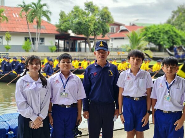 สุดประทับใจ นักเรียนเข้าชมเรือพระราชพิธี นำภาพวาดเรืออสุรวายุภักษ์ มอบครูฝึกเห่เรือ