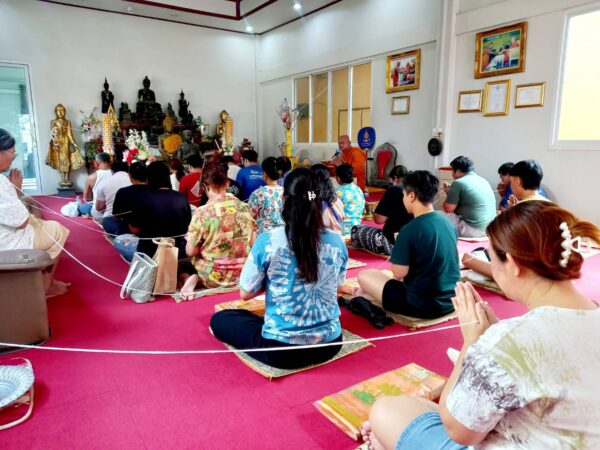 ปทุมธานี “พระครูขันติธรรมรัต”เจ้าอาวาส วัดตระพัง สามโคก อาบน้ำมนต์ธรณีสารใหญ่ให้กับศิษยานุศิษย์ เพื่อเป็นศิริมงคล