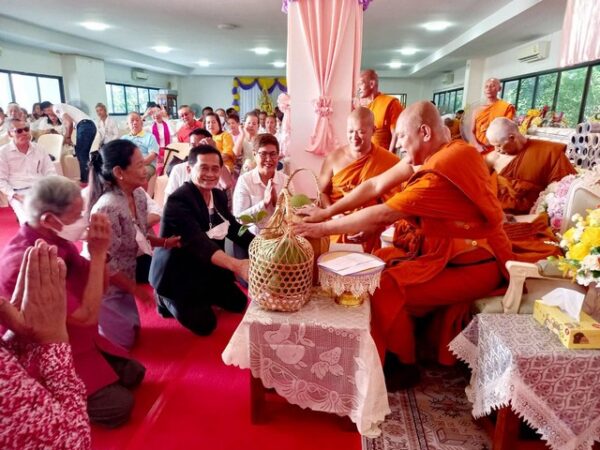 ปทุมธานี “ศิษยานุศิษย์” ร่วมงาน บำเพ็ญบุญอายุวัฒนะมงคลครบ ๖๑ ปี ฉลองสมณศักดิ์พระครูสัญญาบัตร-พัดยศ พระครูวชิรรัตนสุนทร ผู้ช่วยเจ้าอาวาสวัดหงส์รัตนารามวรวิหาร และประธานกรรมการมูลนิธิศูนย์ส่งเสริมพระพุทธศาสนาแห่งประเทศไทย